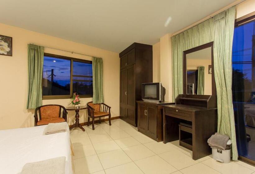 חדר סטנדרט לשלושה עם מרפסת, Surin Sunset Hotel   Sha