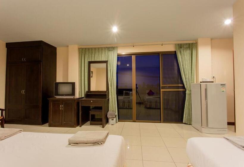 חדר סטנדרט לשלושה עם מרפסת, Surin Sunset Hotel   Sha