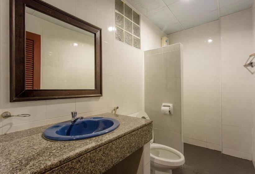 חדר סטנדרט לשלושה עם מרפסת, Surin Sunset Hotel   Sha