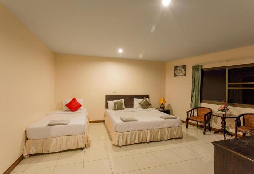 חדר סטנדרט לשלושה עם מרפסת, Surin Sunset Hotel   Sha