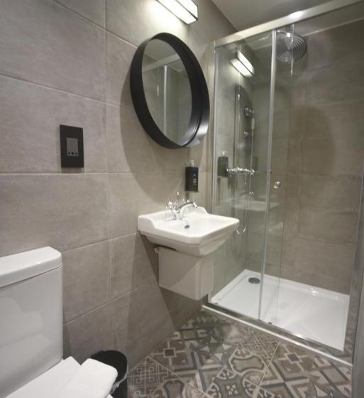 디럭스 룸, The House Of Toby