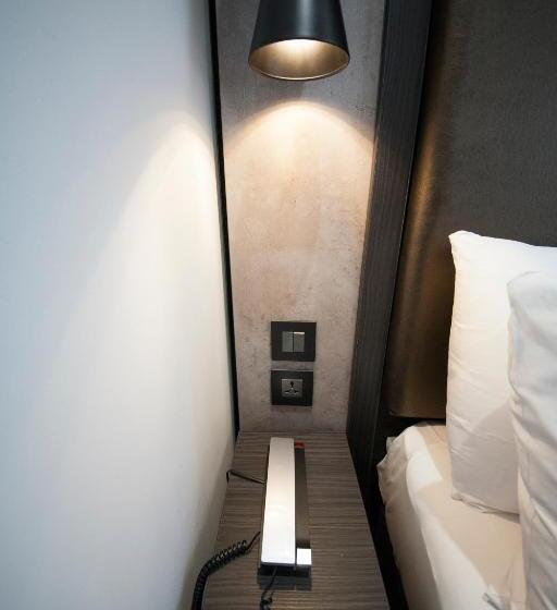 디럭스 룸, The House Of Toby