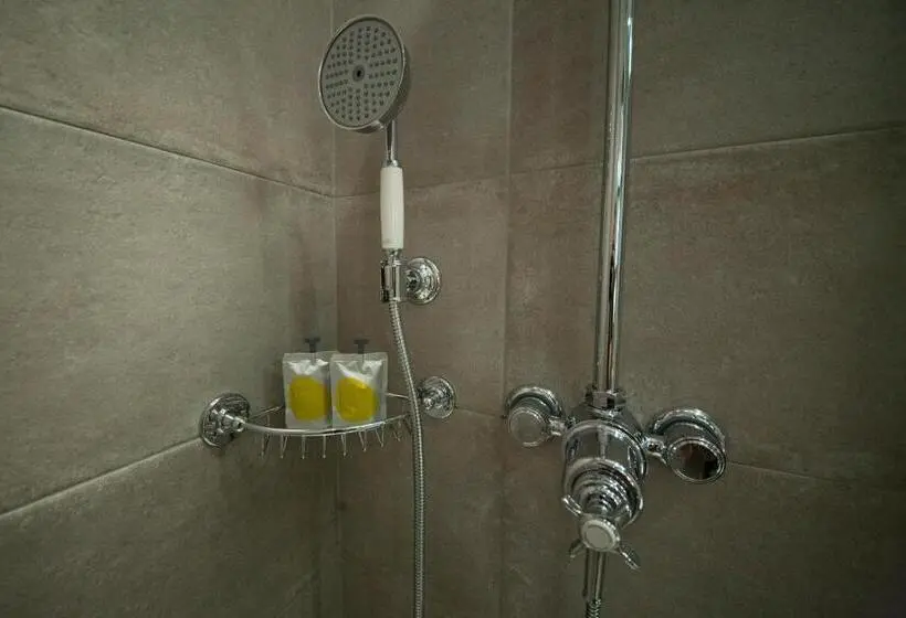 Deluxe Kolmen Hengen Huone, The House Of Toby