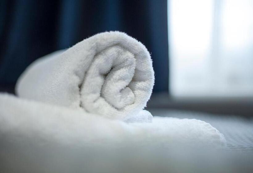 디럭스 룸, The House Of Toby