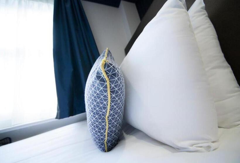 디럭스 룸, The House Of Toby