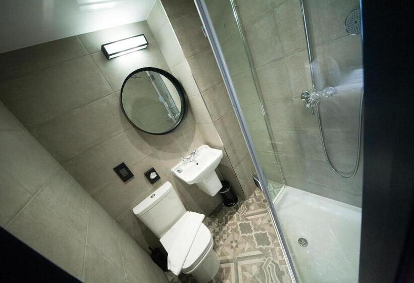 디럭스 룸, The House Of Toby