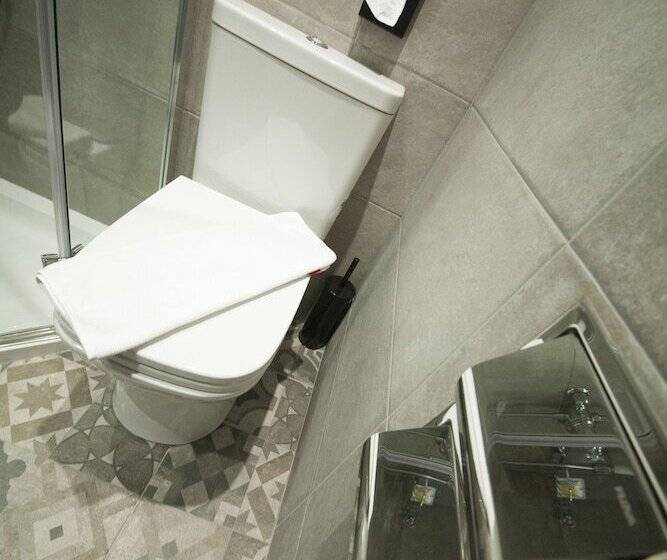 디럭스 룸, The House Of Toby