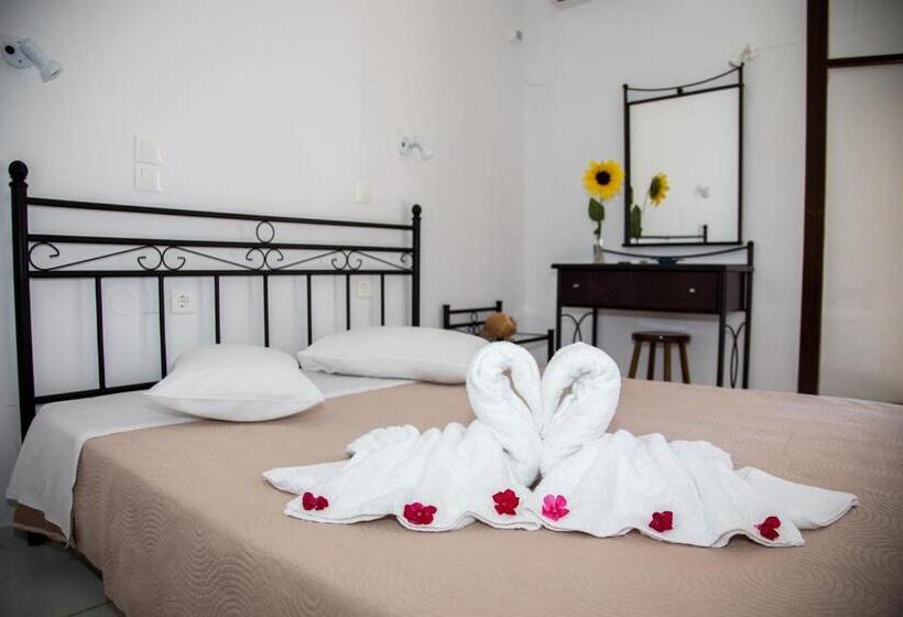 חדר לארבעה סטנדרטי עם מרפסת, Kefalonia Beach Hotel & Bungalows