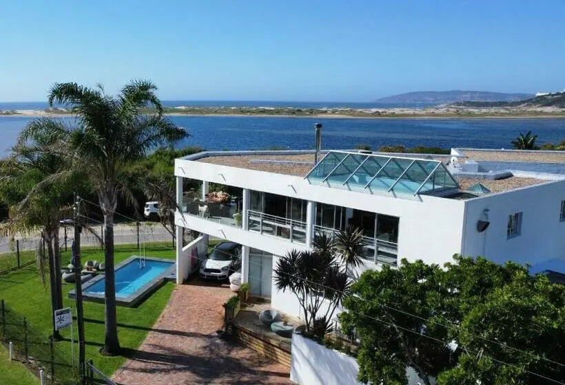 اتاق لوکس, Sunshowers Plett