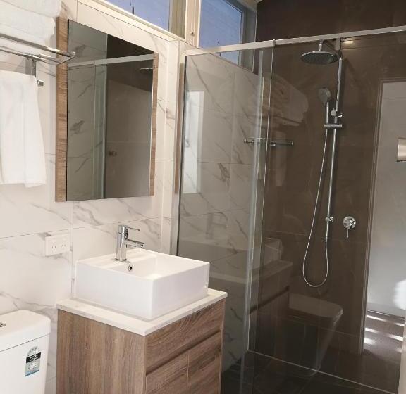 سوئیت 2 خوابه, The Wurruk Motel