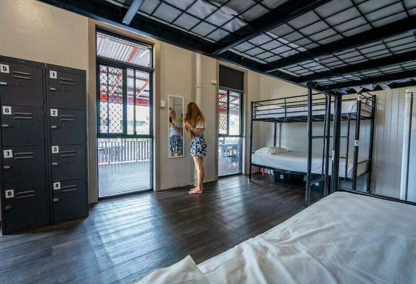 Vuode Makuusalissa, The Jack Backpackers