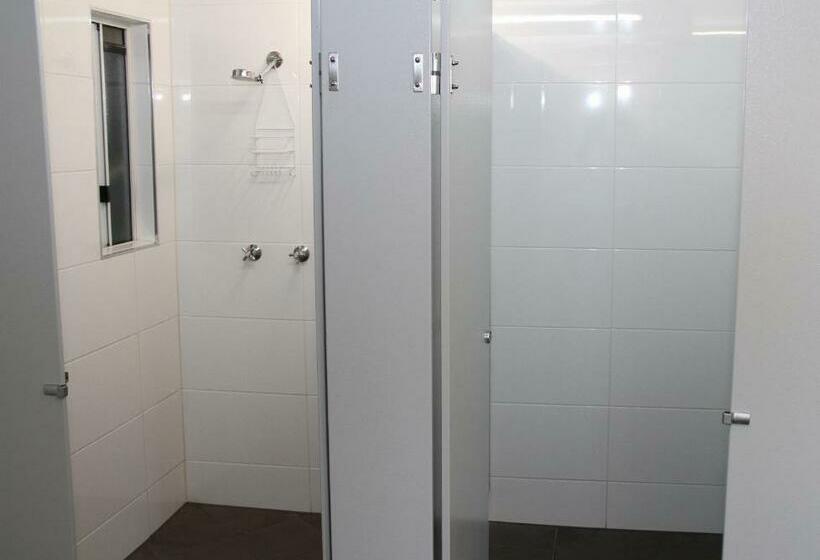 Vuode Makuusalissa, The Jack Backpackers