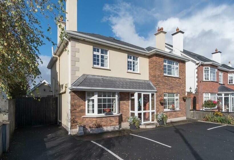 标准三人间, Four Seasons B&b