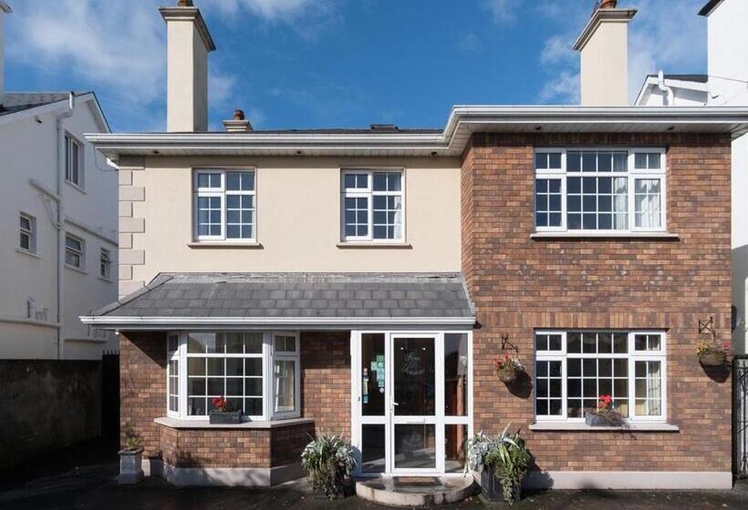 标准三人间, Four Seasons B&b