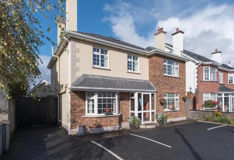 四人标准间, Four Seasons B&b