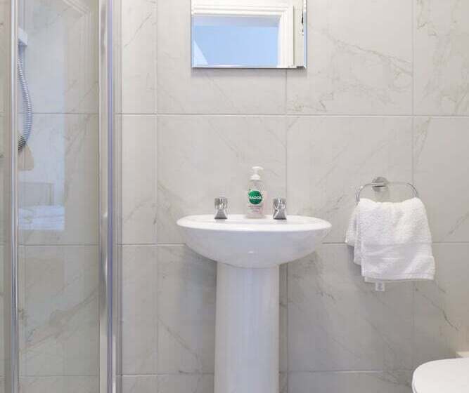 4인용 스탠다드 룸, Four Seasons B&b