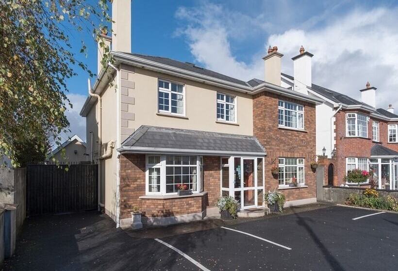 四人标准间, Four Seasons B&b