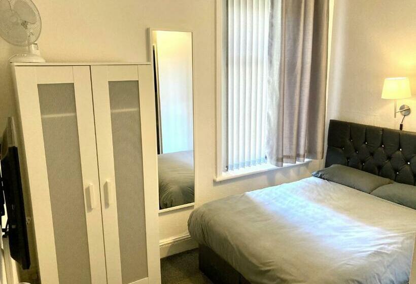 חדר בסיסי, The Hotel Blackpool