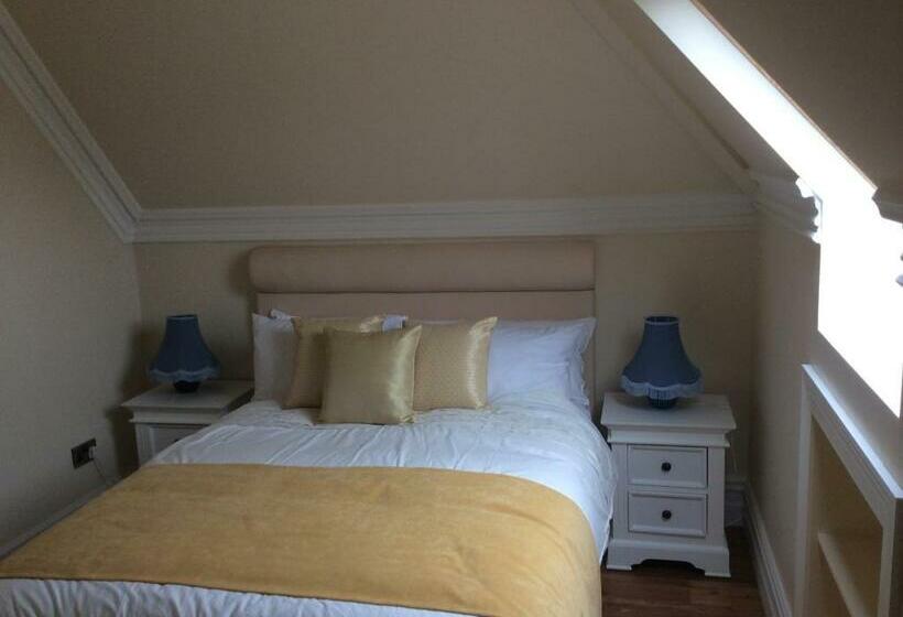 חדר דחוקס עם מיטת קינג, St Columbs House