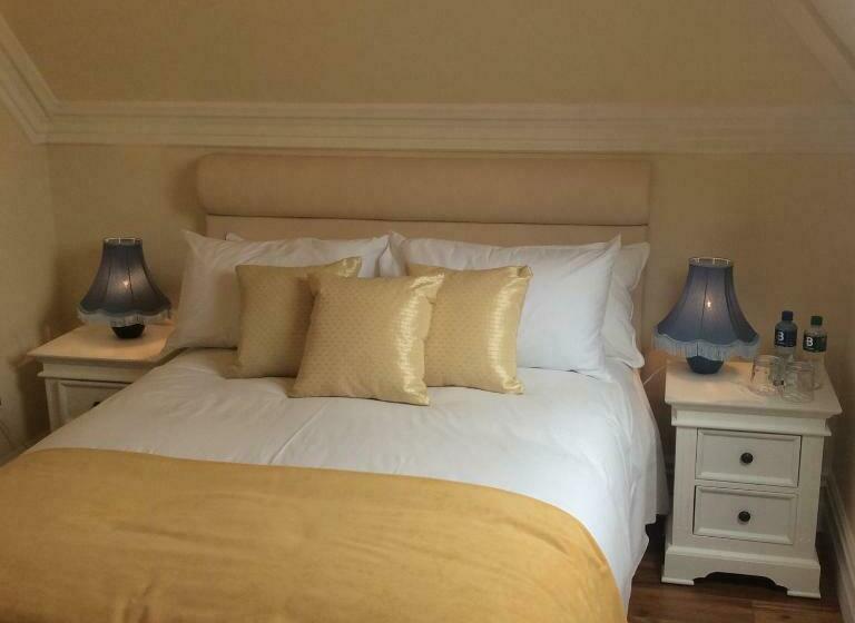 חדר דחוקס עם מיטת קינג, St Columbs House