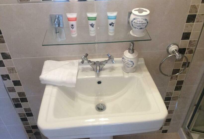 חדר דחוקס עם מיטת קינג, St Columbs House