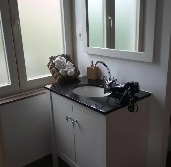 Standard room with outdoor bath, Villa Kakelbont Borgloon