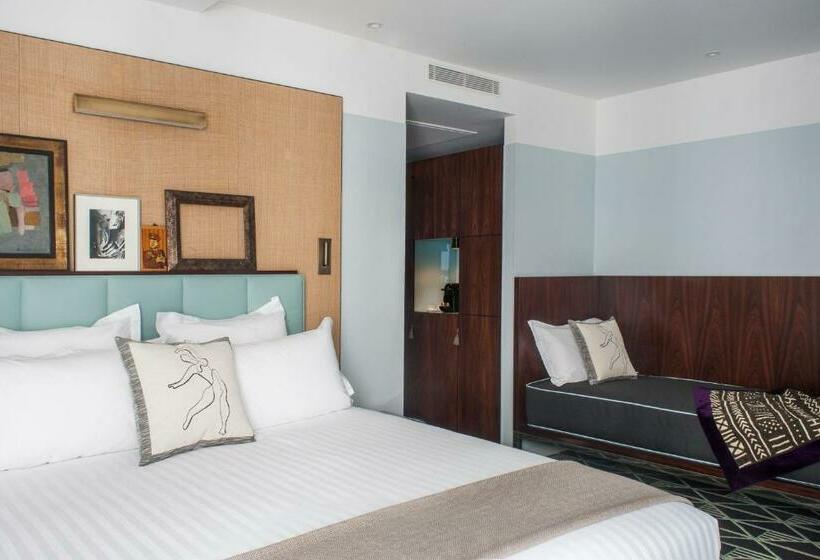 디럭스 룸, Eiffel Blomet