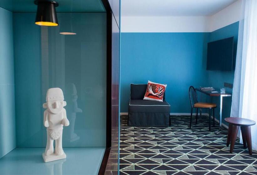 주니어 스위트, Eiffel Blomet