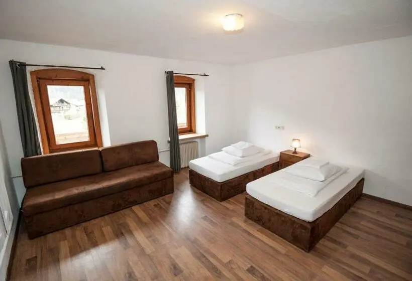 Huoneisto 2 Makuuhuonetta, Hostel Chillertal
