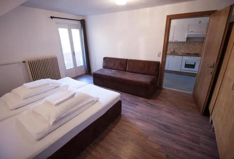 Huoneisto 2 Makuuhuonetta Parveke, Hostel Chillertal