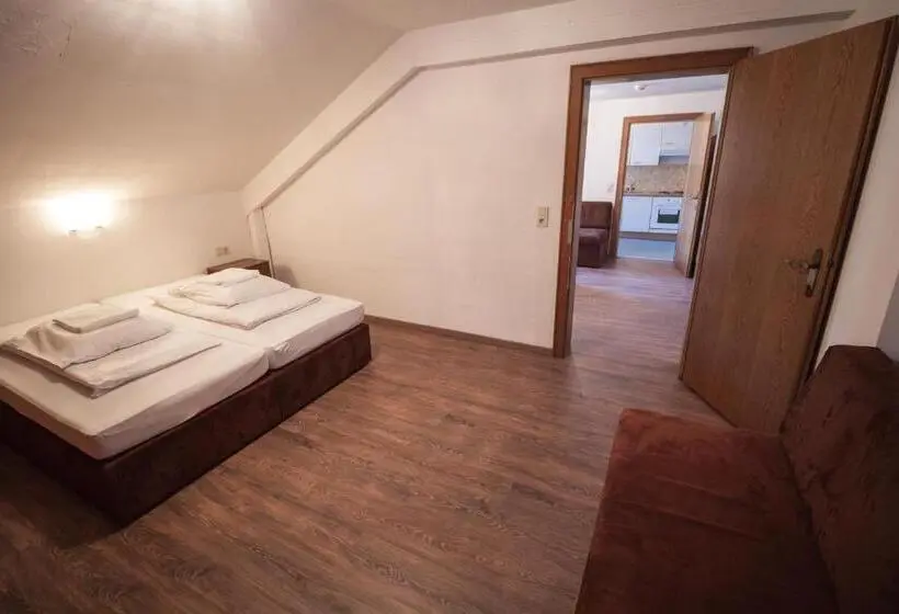 Huoneisto 2 Makuuhuonetta Parveke, Hostel Chillertal