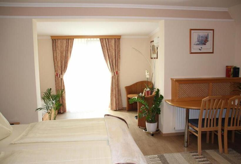 Quarto Estandar, Lang