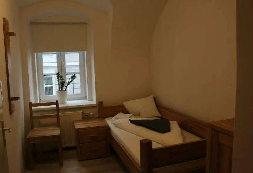 Economy Yhden Hengen Huone, Sinos