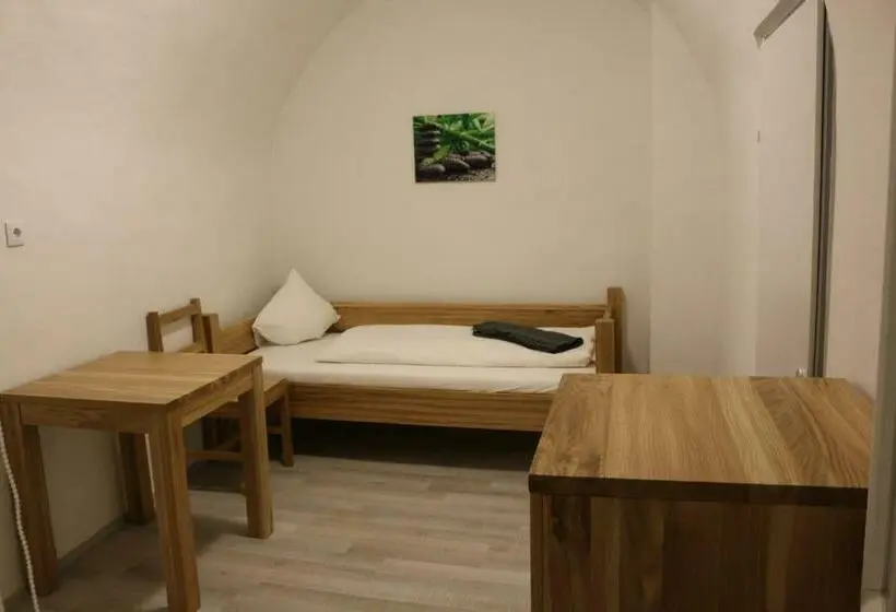Economy Yhden Hengen Huone, Sinos