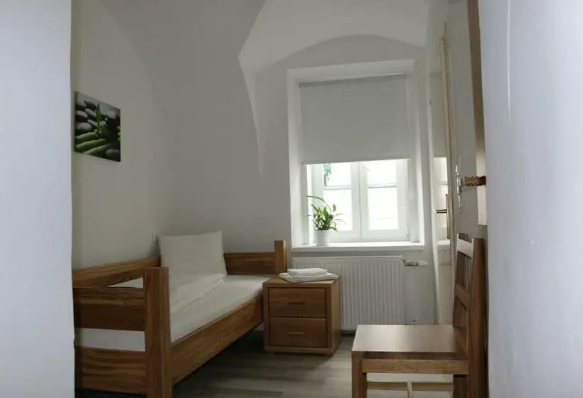 Economy Yhden Hengen Huone, Sinos