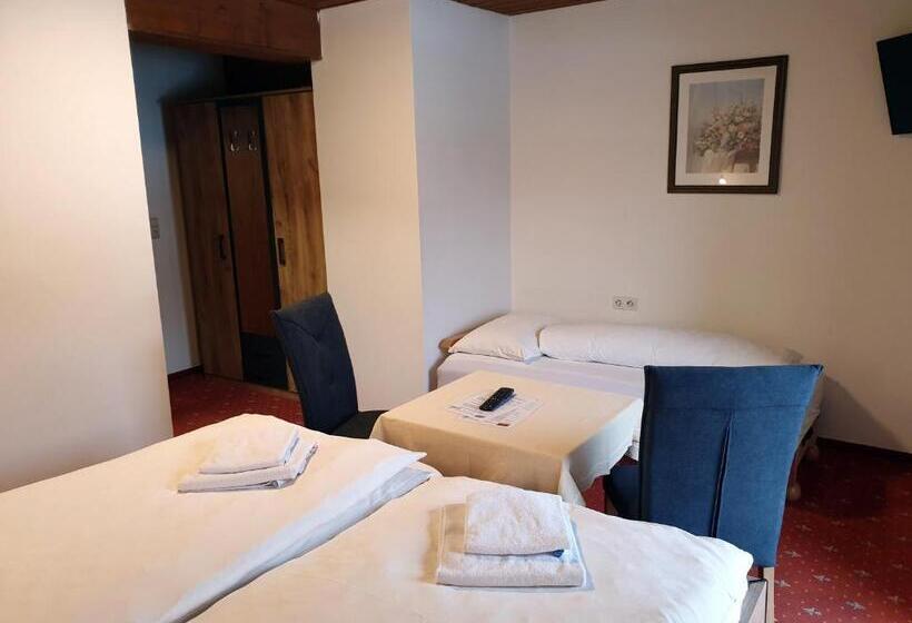 غرفة قياسية ثلاثية مزودة بشرفة, Landgasthof Hotel Zehenthof