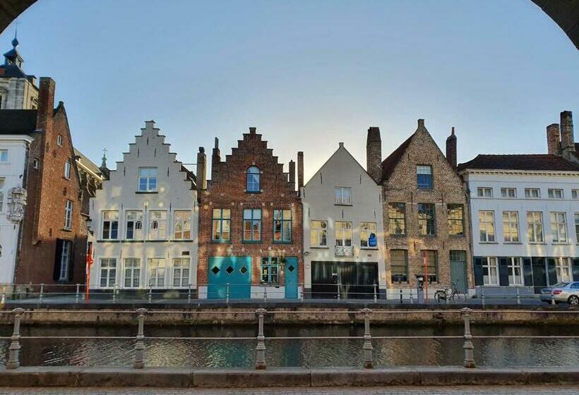 جناح مزود بجاكوزى, B&b Huyze Walburga