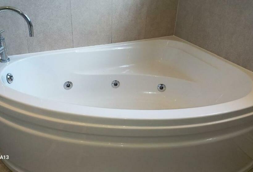 带大床的标准间, Relax At Safe Haven