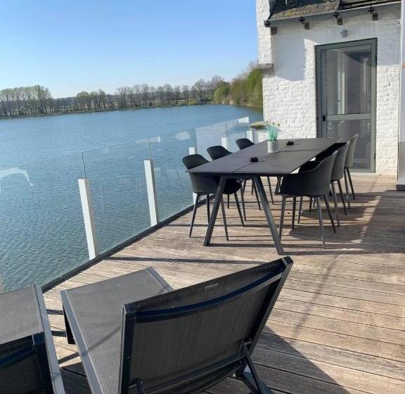 Superior room with lake view, Vijverhuis