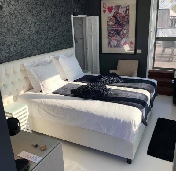 Superior room with lake view, Vijverhuis