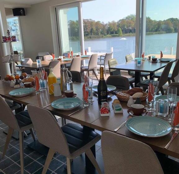 Superior room with lake view, Vijverhuis