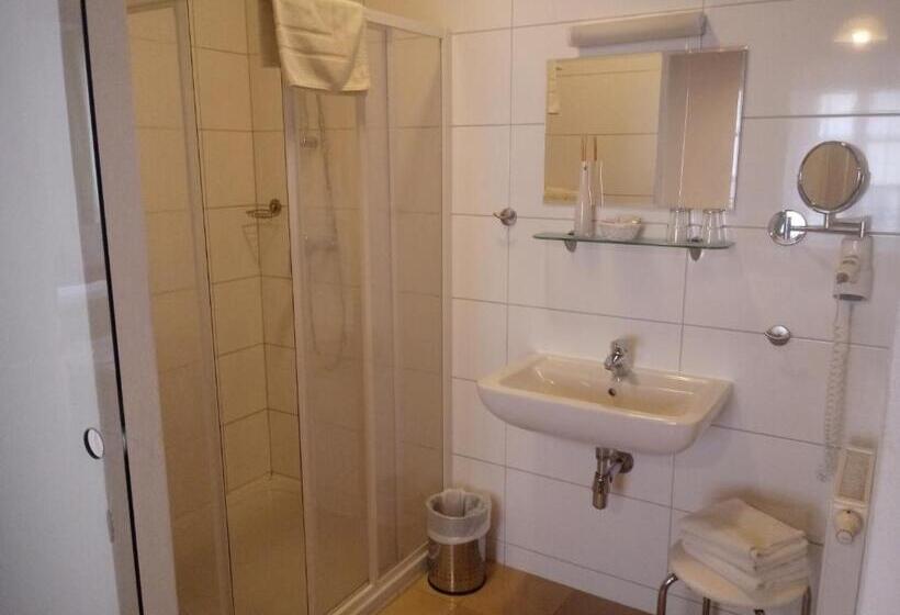 דירת חדר, Eisenhuthaus