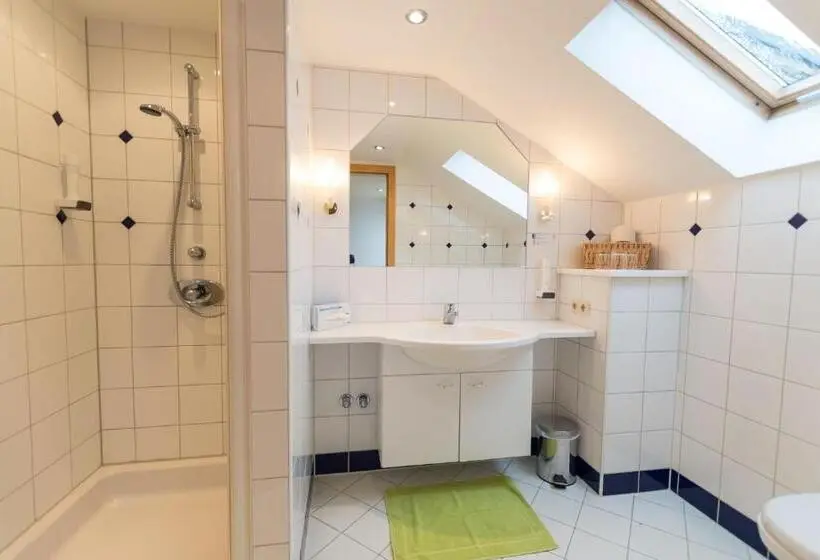 Perhehuone Puutarhanäkymä, Gasthof Neuwirt