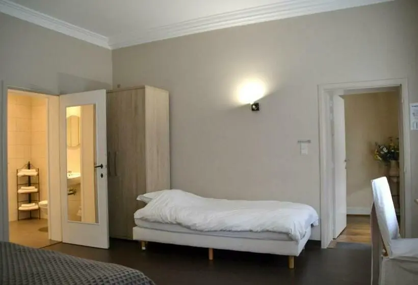 Standard Kolmen Hengen Huone, Le Limbourg