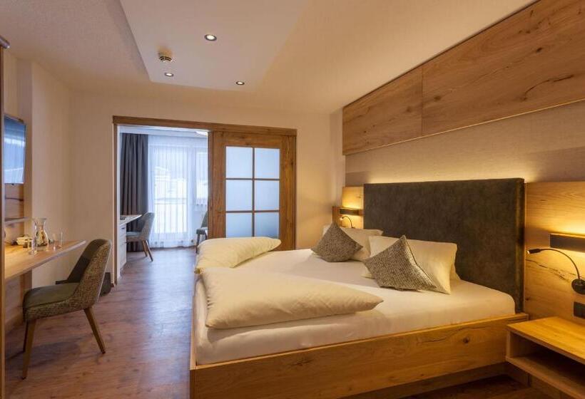 Номер Deluxe, Luggi