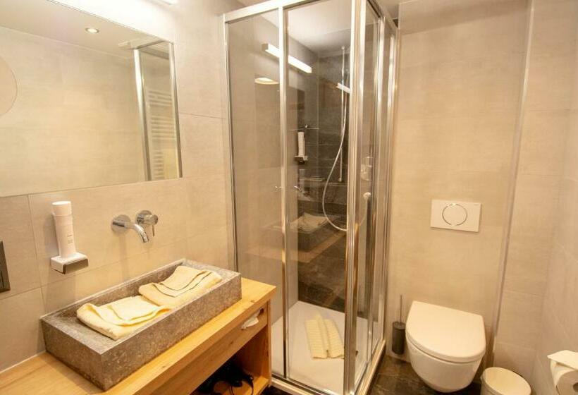 Номер Deluxe, Zum Urviech Erwachsenen