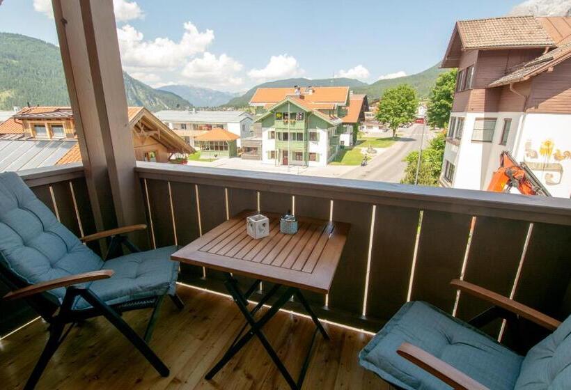 Номер Economy, Zum Urviech Erwachsenen