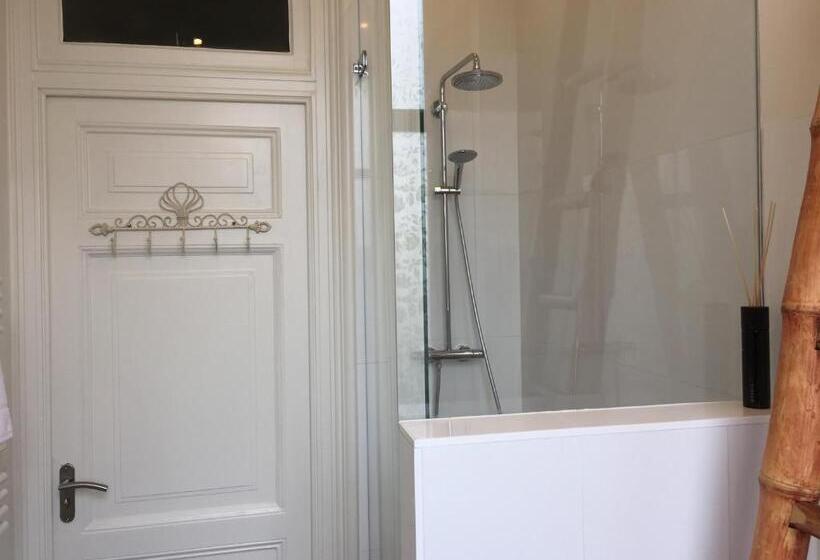 سوئیت با بالکن, Nine T Teen Bed And Boutique