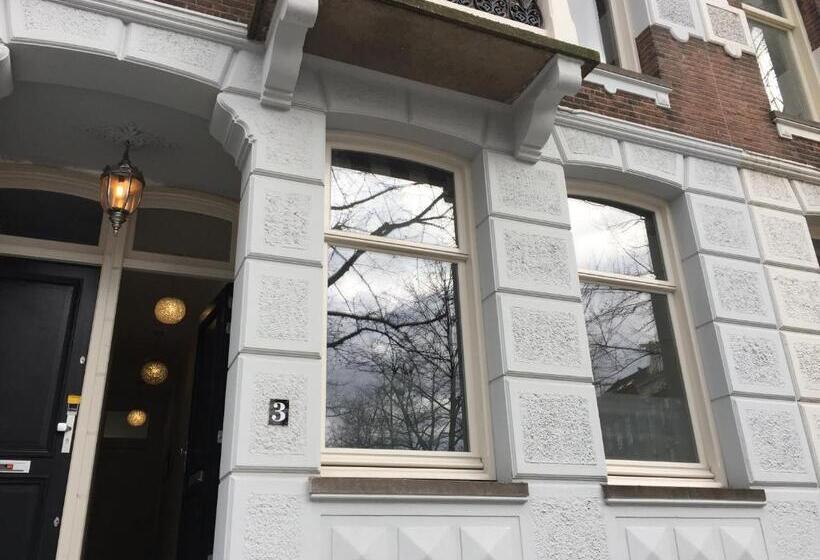 سوئیت با بالکن, Nine T Teen Bed And Boutique