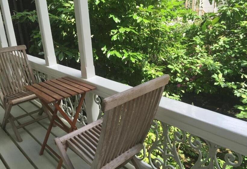 سوئیت با بالکن, Nine T Teen Bed And Boutique